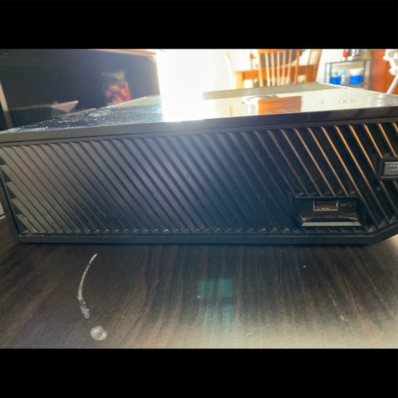 Xbox One 500GB 2 controllers, headset, recharge 🔋 - Picture 3 of 9